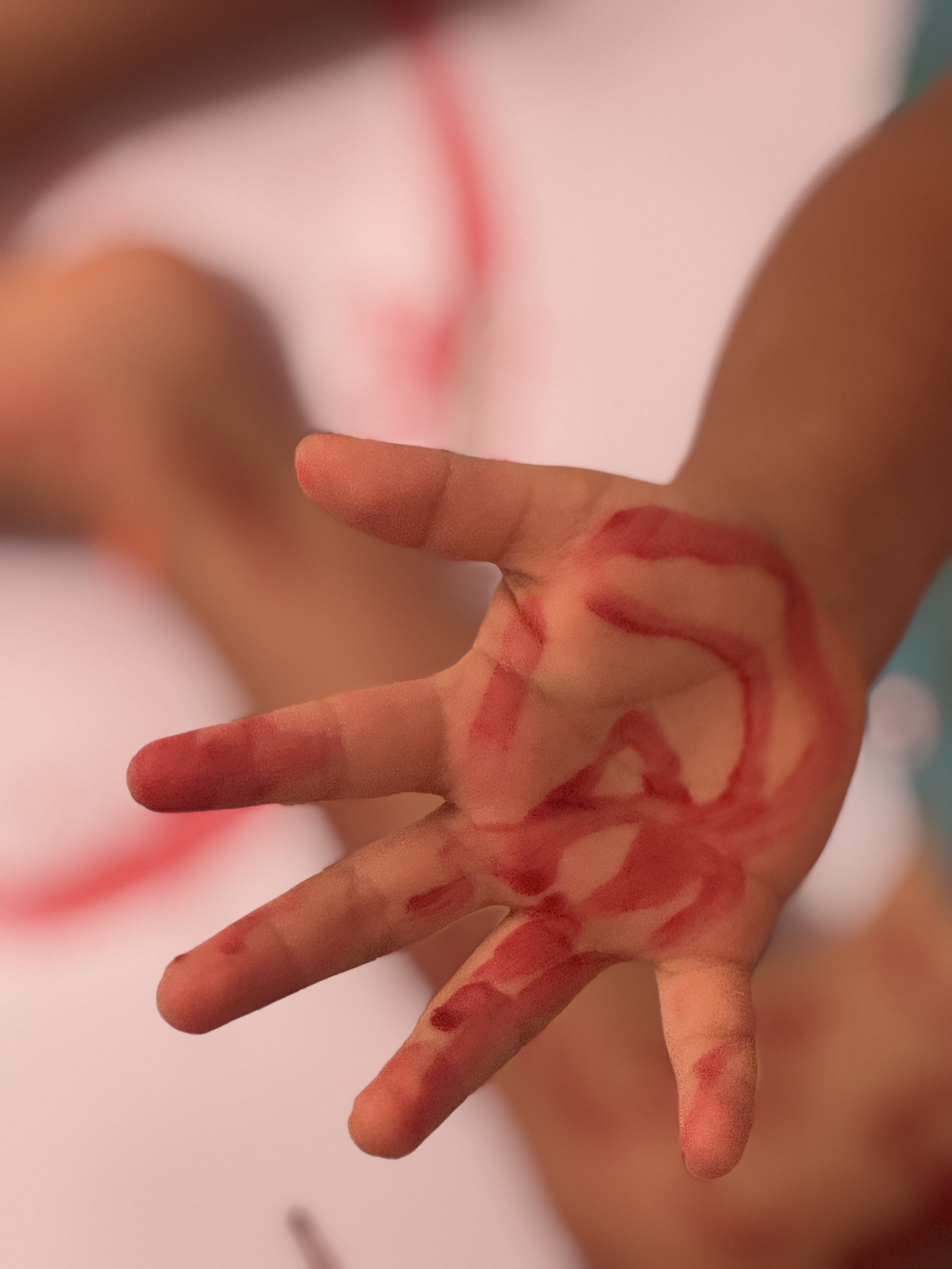 Currículo Emergente - Niña pintando